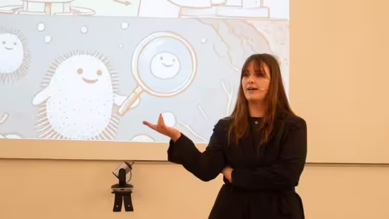 Madeleine Kündgen giving her presentation