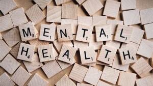 Scrabble Holzplätchen formen das Wort "Mental Health"