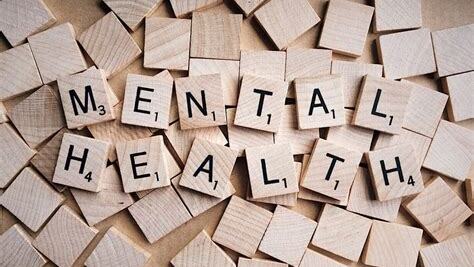 Scrabble Holzplätchen formen das Wort "Mental Health"
